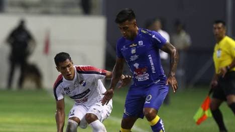 Sergio López (r., im Trikot von Ex-Klub Delfín) kommt seine Liebe zum Ball teuer zu stehen