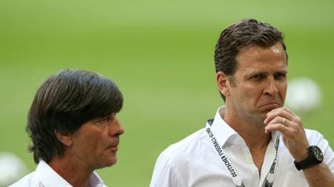 Joachim Löw (l.) darf weitermachen. Oliver Bierhoff fand dennoch klare Worte