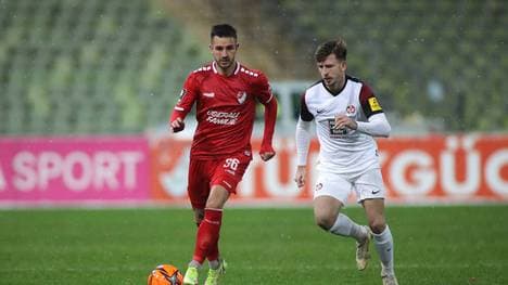 Daniel Hanslik (l.) und der 1. FC Kaiserslautern kletterten auf Rang drei