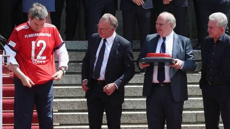 Per Banner protestieren die Bayern-Fans gegen Markus Söder 