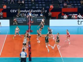 Die deutschen Volleyballerinnen haben bei der Europameisterschaft zum Abschluss der Vorrunde eine Überraschung verpasst. Die bereits für das Achtelfinale qualifizierte Mannschaft von Bundestrainer Giulio Bregoli verlor gegen den Weltranglistenfünften Polen.