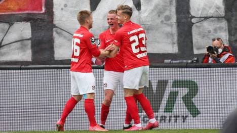 Felix Götze (Mitte) und Jean Zimmer (l.) bleiben wohl beim FCK