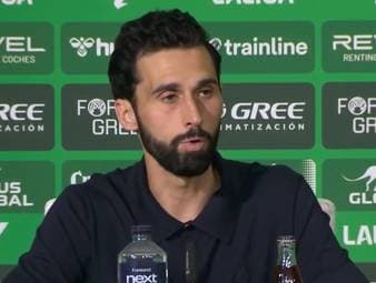 Nach dem 1:1 gegen Real Betis sorgt vor allem eine Szene für Diskussionen. Madrids Trainer Álvaro Arbeloa kritisiert den Schiedsrichter scharf und spricht von einem klaren verweigerten Handelfmeter.