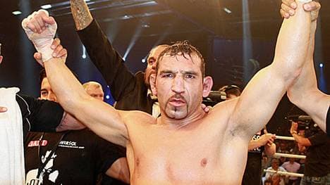 Trotzig jubelt Firat Arslan nach dem Punkteurteil gegen ihn
