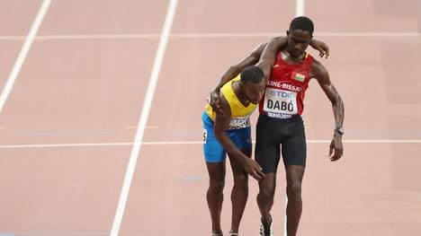 Braima Suncar Dabo (r.) hilft Jonathan Busby über die Ziellinie