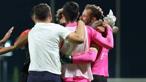 Spartans-Spieler feiern Torwart Henry Bonello