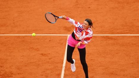 Victoria Azarenka bestritt den Auftakt ihres Matches gegen Danka Kovinic mit Jacke