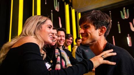 Freundin Amanda Stanley gratuliert dem Champion