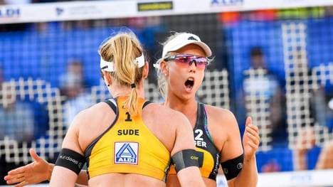 Die deutschen Beachvolleyballerinnen Karla Borger (r.) und Julia Sude verzichten 