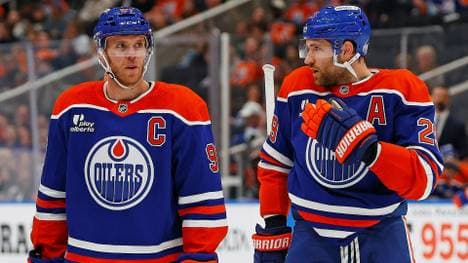 Leon Draisaitl (r.) kassierte mit den Oilers eine bittere Pleite
