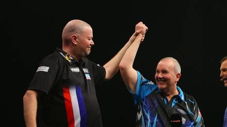 Raymond van Barneveld (l.) fand viele lobende Worte für Rekordweltmeister Phil Taylor (r.)