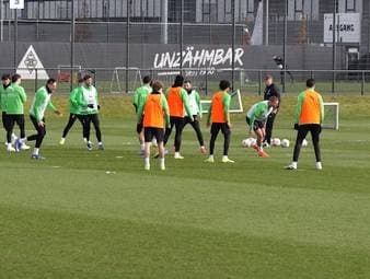 Gladbach-Trainer Eugen Polanski und Sportchef Rouven Schröder sprechen über den Abstiegskampf, während Rocco Reitz bereits offenbar seinen Abschied nach Leipzig festgemacht hat.