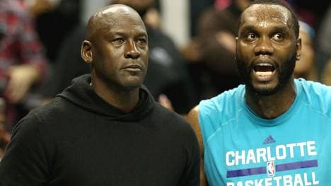 Entsetzt über das Erstrunden-Aus: Hornets-Besitzer Michael Jordan und Center Al Jefferson 