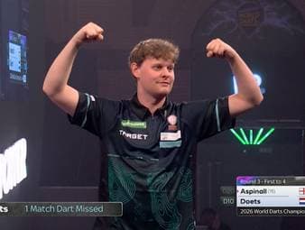 Kevin Doets bezwingt Nathan Aspinall und spielt dabei ein Highlight nach dem Anderen. Neben sieben perfekten Darts checkt er unter anderem auch die 164 Punkte zum Satzgewinn.