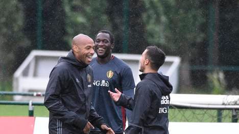 Thierry Henry (l.) und Romelu Lukaku (M.) fachsimpeln bei Belgiens Nationalteam auch mal über Fortuna Düsseldorf