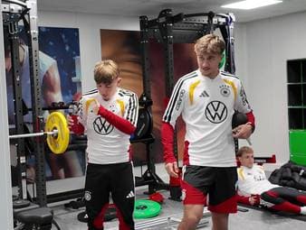 Tom Bischof und Lennart Karl begeistern aktuell beim FC Bayern. Jetzt werden die beiden Bayern-Shootingstars auch bei der U21 ausgezeichnet. 