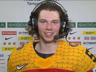 Die deutsche Eishockey-Nationalmannschaft steht im WM-Finale. Einen großen Anteil daran hat NHL-Verteidiger Moritz Seider. Dieser zeigt sich überglücklich und betont den Willen nun die Goldmedaille erreichen zu wollen.