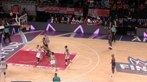 Brose Bamberg (schwarz) verlor deutlich gegen Virtus Bologna 