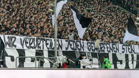 Gladbachs Fans verhöhnen RB Leipzig mit einem Plakat