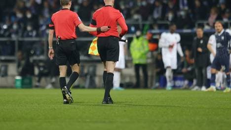 Gittelmann verlässt das Feld nach dem Becherwurf