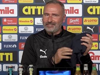 Tim Walter eröffnet die Pressekonferenz vor dem Spiel gegen Hertha BSC ungewohnt - und gratuliert seiner Tochter zu einem besonderen Tag. 