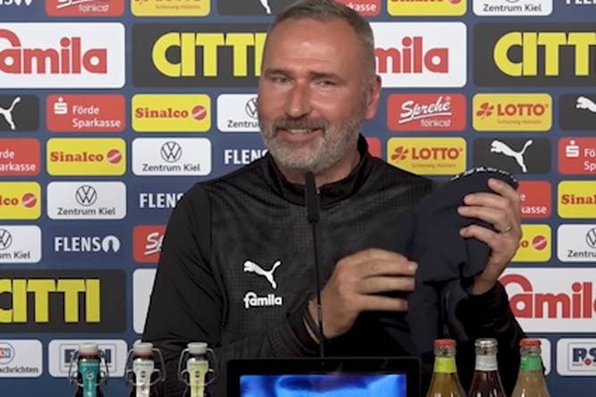 Live bei der PK! Trainer gratuliert Tochter zum Geburtstag