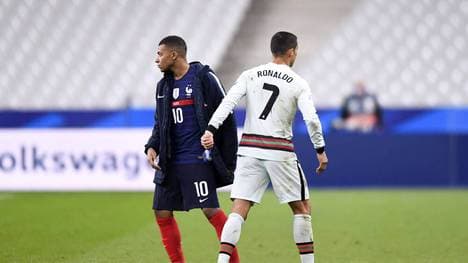 Kylian Mbappé (l.) und Cristiano Ronaldo scheiterten bei der EM mit ihren Teams jeweils im Achtelfinale