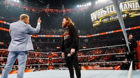 Cody Rhodes (l.) und Sami Zayn sind bei WWE die Rivalen von Champion Roman Reigns