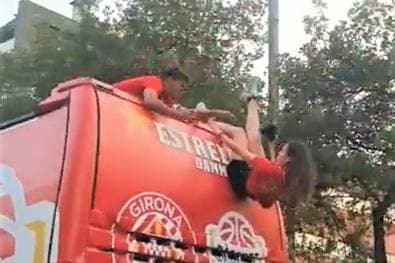 Schock-Moment bei Aufstiegsfeier: Fotografin baumelt am Bus