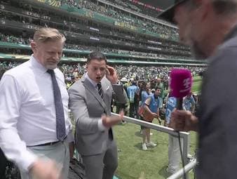 Vor dem Eröffnungsspiel der WM 2026 entdecken Jürgen Klopp und Thomas Müller ihre Experten-Kollegen Peter Schmeichel und Chicharito. Die unterschiedlichen Outfits bei ihren Jobs sorgen für Frotzeleien.