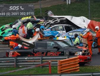 Bei einem Qualifikationsrennen für die 24h-Nürburgring kam es zu einem Todesfall nach einem Unfall mit mehreren Autos. 