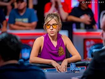 Beim Main Event der WSOP ist das Feld auf 18 Spieler geschrumpft. Dabei liegt die Amerikanerin Kristen Foxen aussichtsreich auf Platz 5. SPORT1 verrät sie, warum nur so wenige Frau an den Tischen sitzen. Und was sie sich von ihren Kolleginnen wünscht.