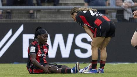 Nicole Anyomi verletzt am Boden
