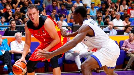 Basketball:  Johannes Voigtmann wechselt zu ZSKA Moskau, Johannes Voigtmann (links) absolvierte 54 Spiele für die deutsche Nationalmannschaft