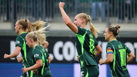 Camilla Küver  (M.) schießt Wolfsburg zum Sieg