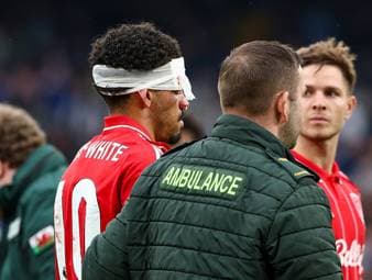 Beim 3:1-Erfolg von Nottingham Forest über den FC Chelsea rauschen Blues-Torwart Robert Sánchez und Forest-Profi Morgan Gibbs-White ineinander und erleiden jeweils eine Platzwunde. Über Instagram meldet sich Gibbs-White, den es etwas schlimmer erwischt hat.