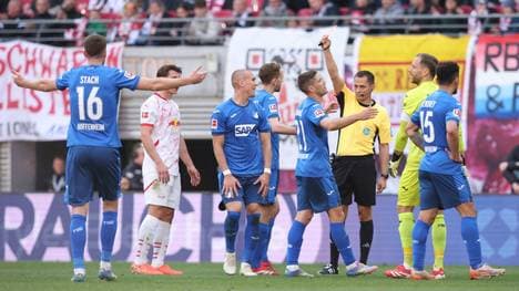 Leo Östigard sieht die Rote Karte