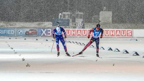 Vebjörn Sörum (r.) fing Emilien Jacquelin in der Mixed-Staffel im letzten Moment ab