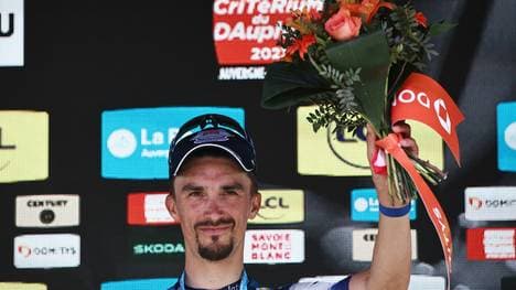 Julian Alaphilippe überquert als erster die Ziellinie