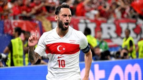 Hakan Calhanoglu beschwert sich über den Schiedsrichter