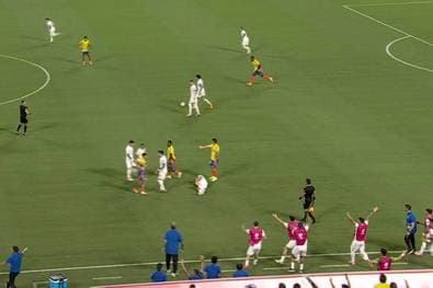 Tritte, Schläge, Drama! Dieses Spiel eskaliert