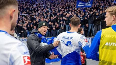 Die Fans waren nach der Derbypleite stocksauer und forderten die Spieler auf, ihre Trikots abzulegen.