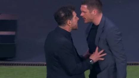 Diego Simeone (l.) und Sebastian Kehl lieferten sich ein kleines Handgemenge