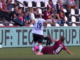 Rote Karte für Fortuna Köln im Duell mit dem SC Verl: Kurz vor der Pause muss Luca Majetic nach einem Foul vorzeitig vom Platz.