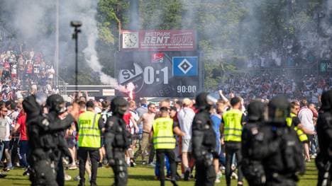 Das BWT-Stadion am Hardtwald in Sandhausen wurde von HSV-Fans gestürmt