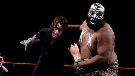 Kamala (r.) bestritt 1992 eine WWE-Fehde mit dem Undertaker