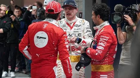 Max Verstappen (M.) diskutierte auch nach dem Rennen noch über die Szene, die ihm die Strafe einbrachte