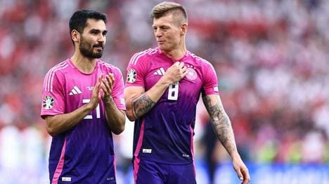 Ilkay Gündogan (l.) und Toni Kroos (r.) nach dem Sieg gegen Ungarn