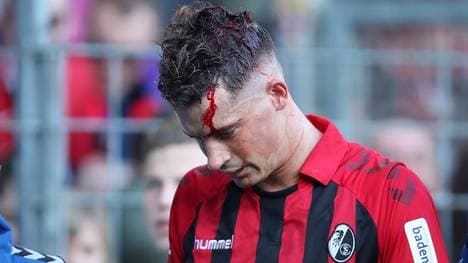FREIBURG IM BREISGAU, GERMANY - FEBRUARY 08: Robin Koch of Sport-Club Freiburg leaves the pitch with an injury during the Bundesliga match between Sport-Club Freiburg and TSG 1899 Hoffenheim at Schwarzwald-Stadion on February 08, 2020 in Freiburg im Breisgau, Germany. (Photo by Christian Kaspar-Bartke/Bongarts/Getty Images)