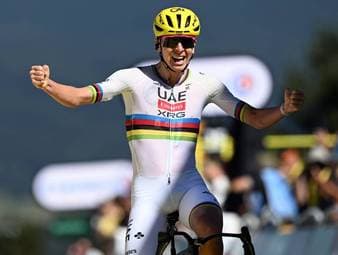 Tadej Pogačar triumphiert auf der dritten Etappe der diesjährigen Tour de France. Dabei sorgt der Sieg des Slowenen für eine besondere Situation an der Spitze.